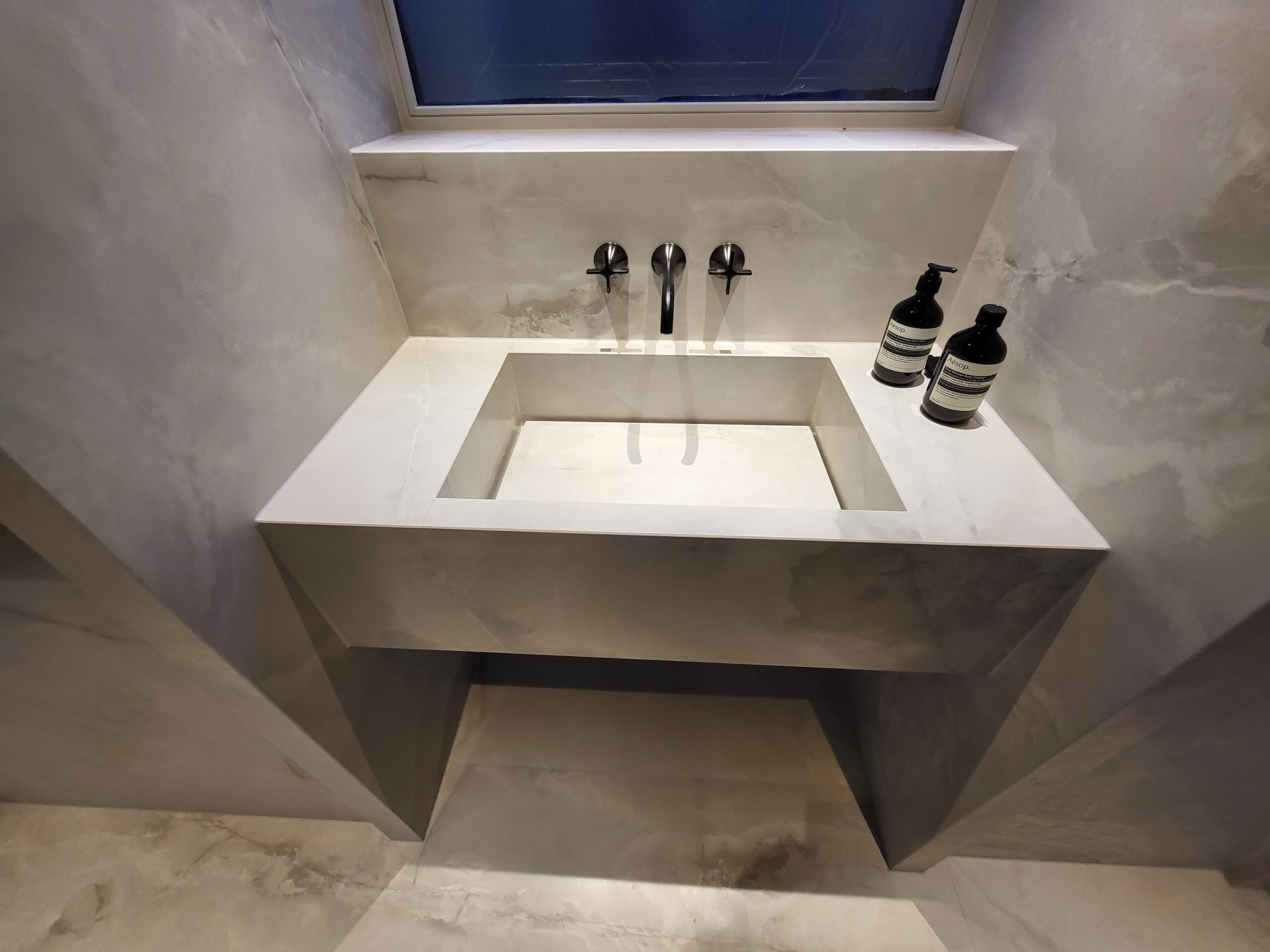 Lavabo sur mesure en carrelage pierre