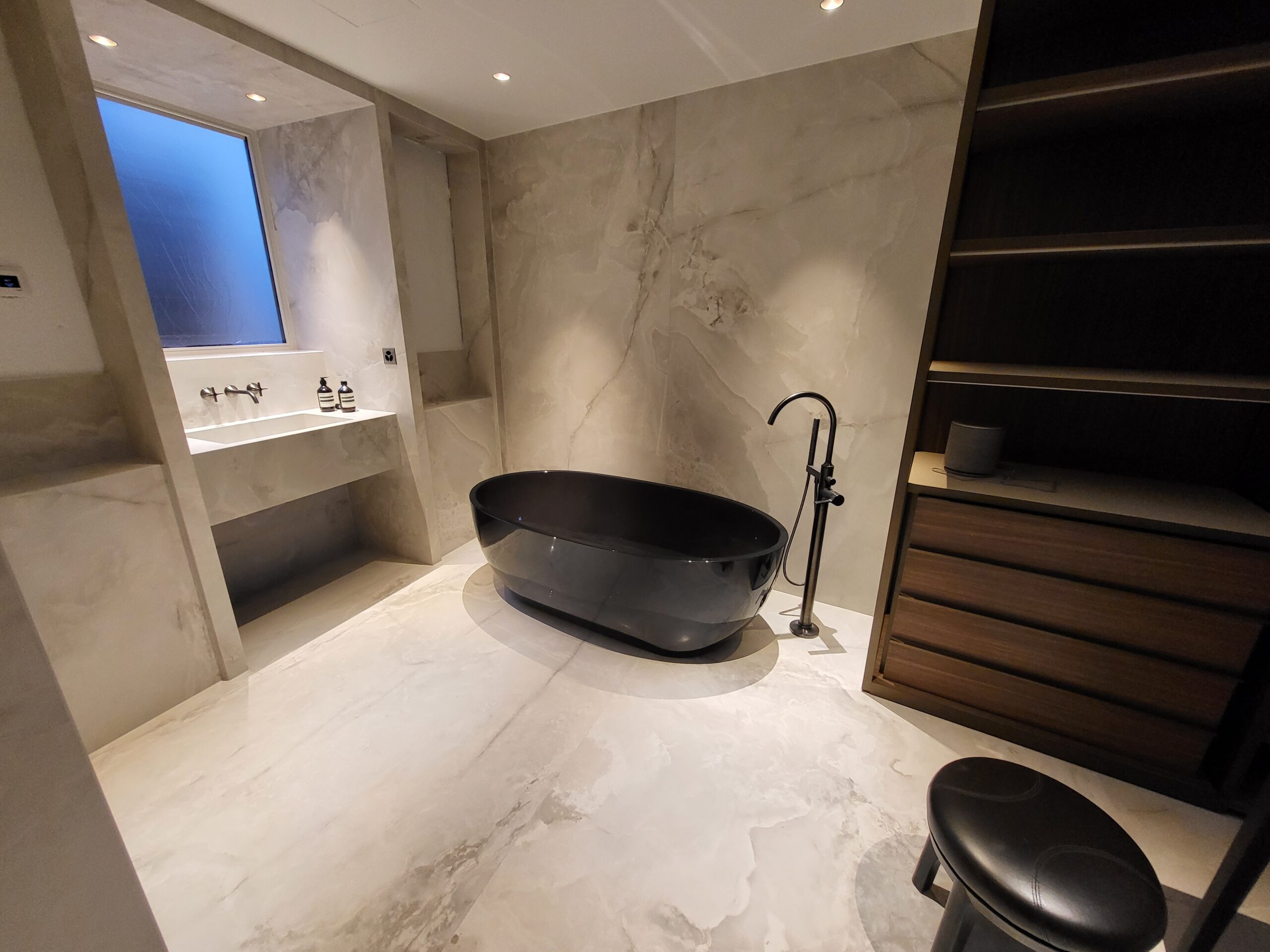 Rénovation salle de bain en onyx beige