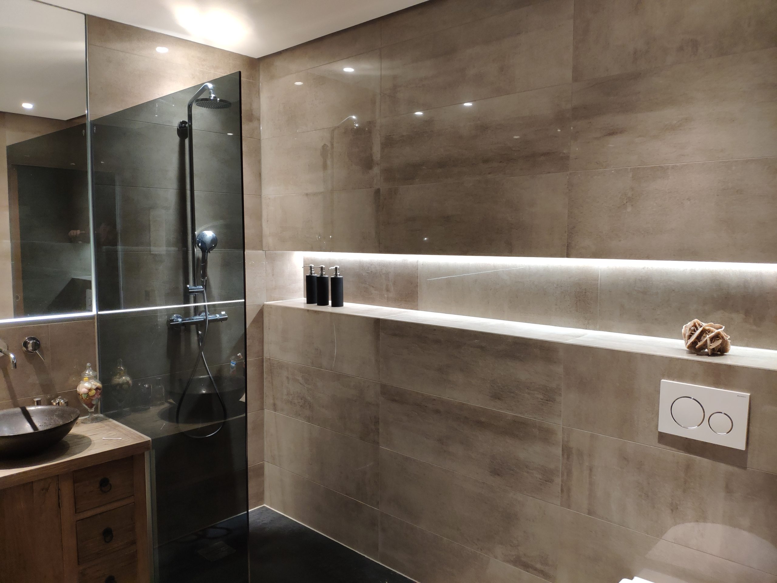 Bathroom with Italian shower made by general contractor