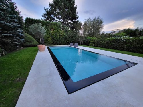 Piscine à débordement