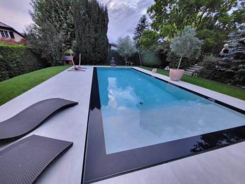 Piscine à débordement