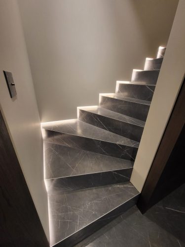 escalier avec éclairage indirecte